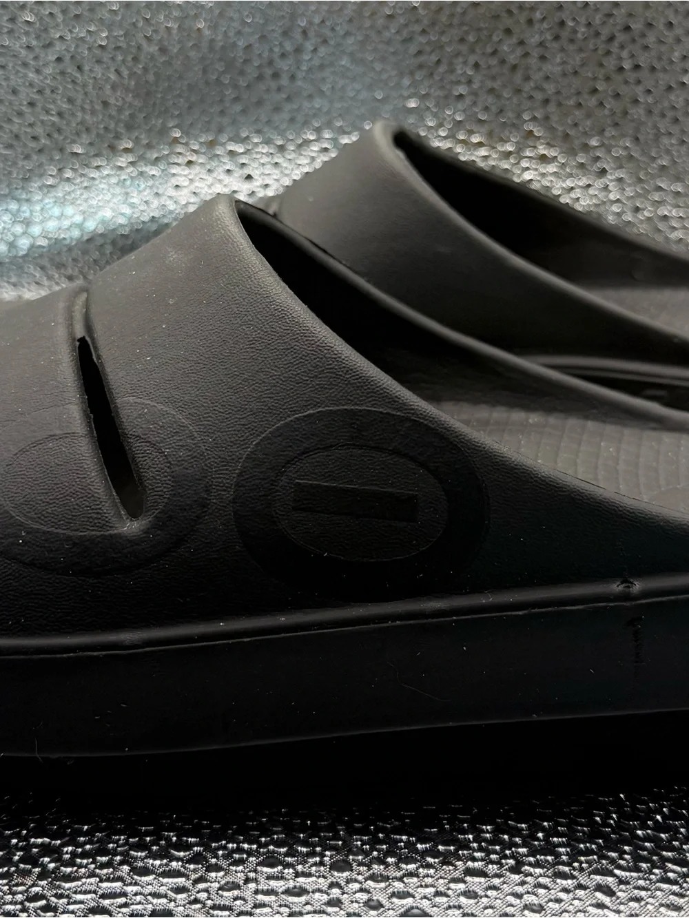 OOFOS lightweight cushioned
